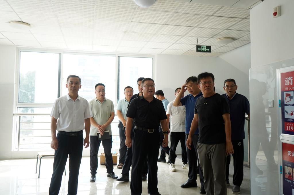 20250905校领导视察市中校区-丰雷6.jpg