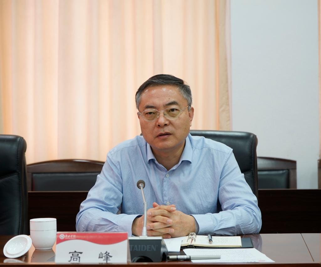 20241030高峰书记市中校区学生面对面座谈2.jpg