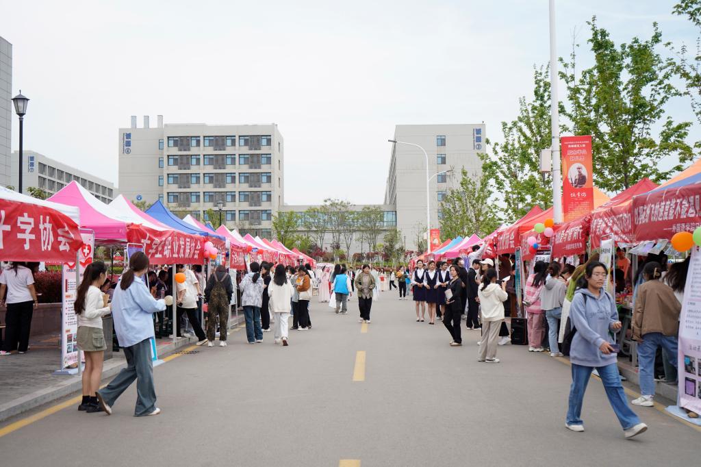 20240417亚洲国产综合精品中文一区二区第十六届科技文化艺术节开幕式5.JPG