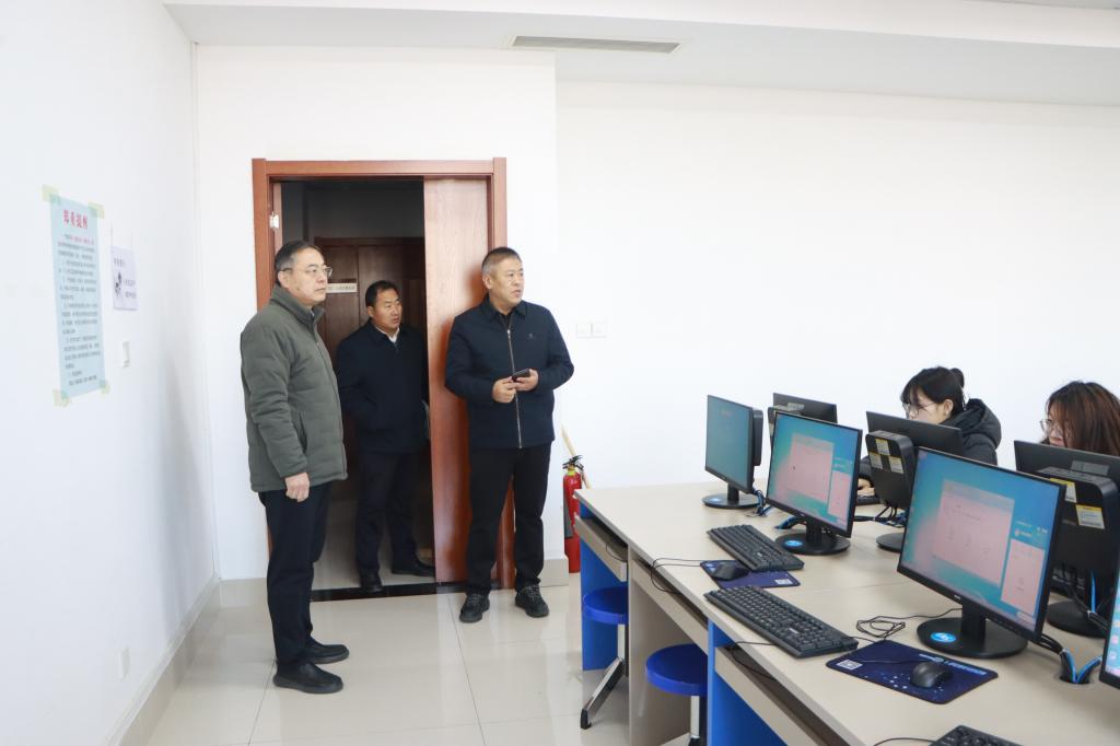 20250224学期初校领导听课(高峰书记)1.jpg